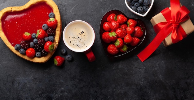 Gâteau sucré en forme de coeur avec des baies