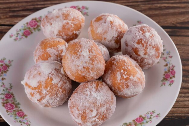 Photo gâteau sucré fourré à la goyave connu localement au brésil sous le nom de sonho en portugais dream en anglais recouvert de sucre raffiné mise au point sélective