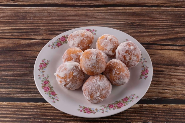 Gâteau sucré fourré à la goyave connu localement au Brésil sous le nom de Sonho et sonho portugais en anglais recouvert de sucre raffiné Mise au point sélective