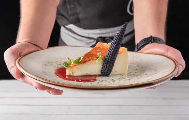 gâteau sucré avec fraise gâteau au fromage rond appétissant gâteau au four végétarien sain avec crème aigre