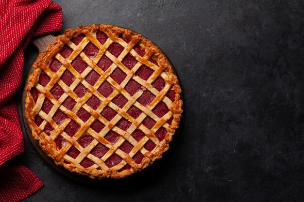 Gâteau sucré à la framboise et à la confiture de fraises