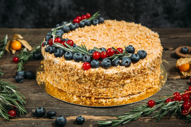 Gâteau sucré gourmand au miel et aux baies