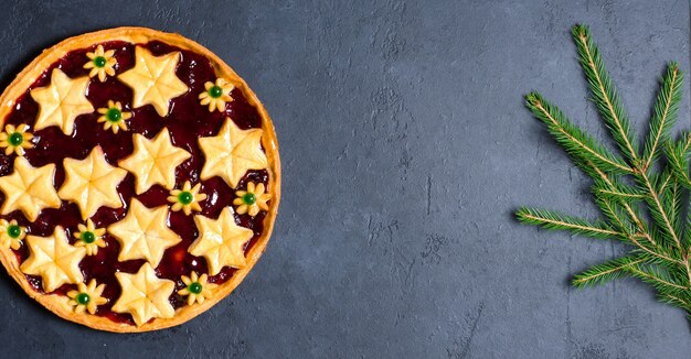 Gâteau sucré maison de Noël avec de la confiture