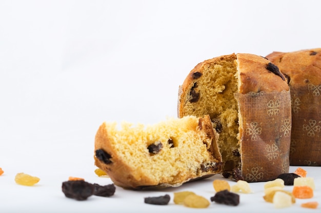 Gâteau sucré de Noël italien traditionnel sur fond blanc. Fermer