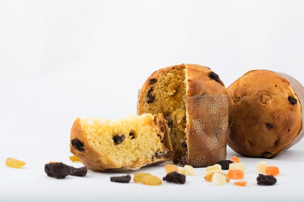 Gâteau sucré de Noël italien traditionnel sur fond blanc. Fermer