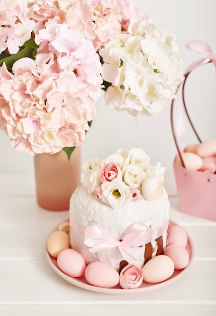 Photo gâteau sucré de pâques avec des fleurs et des œufs