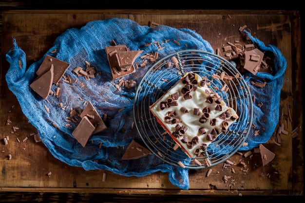 Gâteau sucré avec pépites de chocolat et fruits en gelée