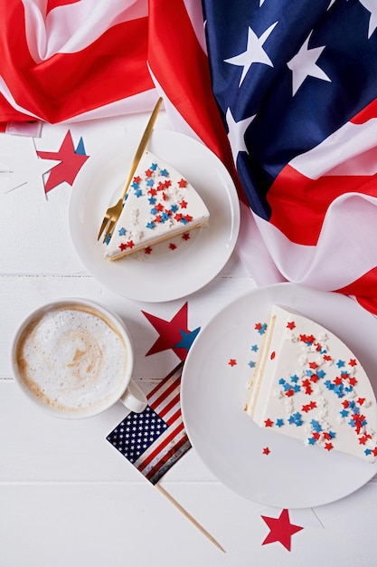 Gâteau sucré avec des pépites de couleur drapeau usa et fond de drapeau étoiles