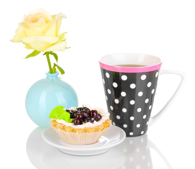 Gâteau sucré avec une tasse de thé isolé sur blanc