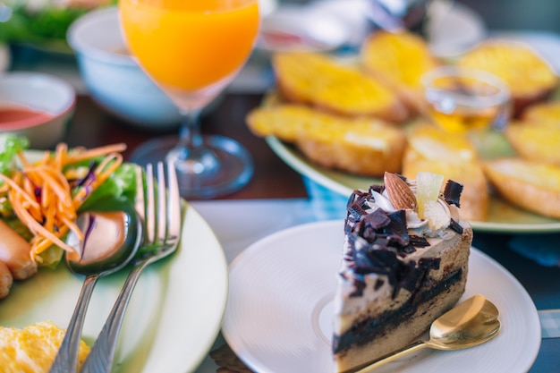 Gâteau sur la table au petit déjeunerGâteau sur la table au petit déjeuner