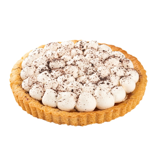 Gâteau tarte isolé avec de la crème fouettée sur blanc