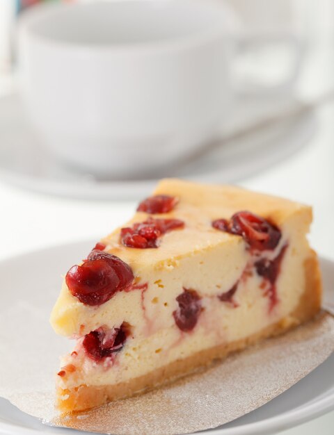 Gâteau avec une tasse de café en arrière-plan