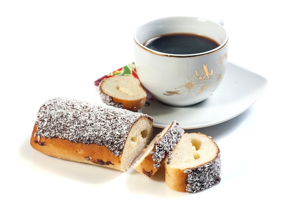 Gâteau et tasse de café isolé sur fond blanc