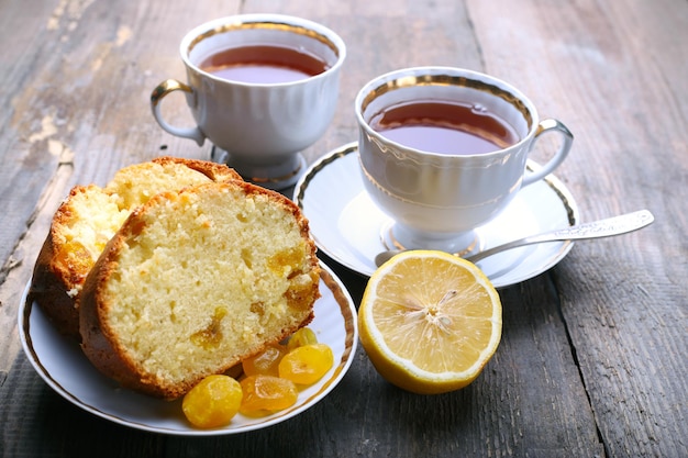 Gâteau et tasse de café sur une table en bois vintage