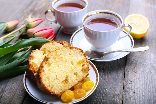 Gâteau et tasse de café sur une table en bois vintage