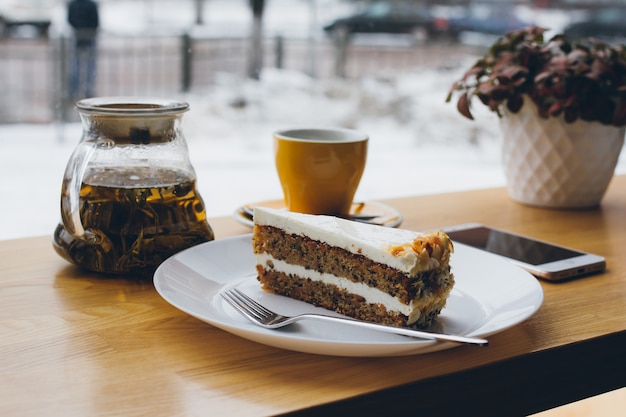 Photo gâteau et thé sur la table