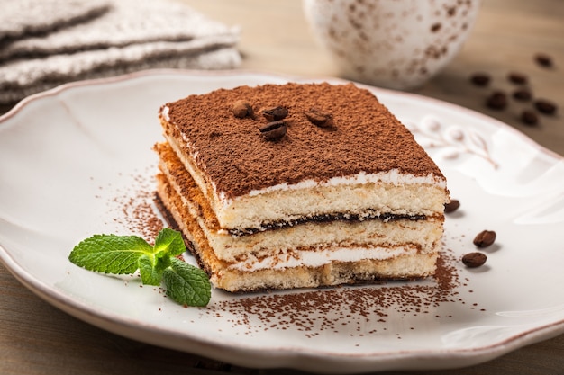 Gâteau tiramisu sur une assiette