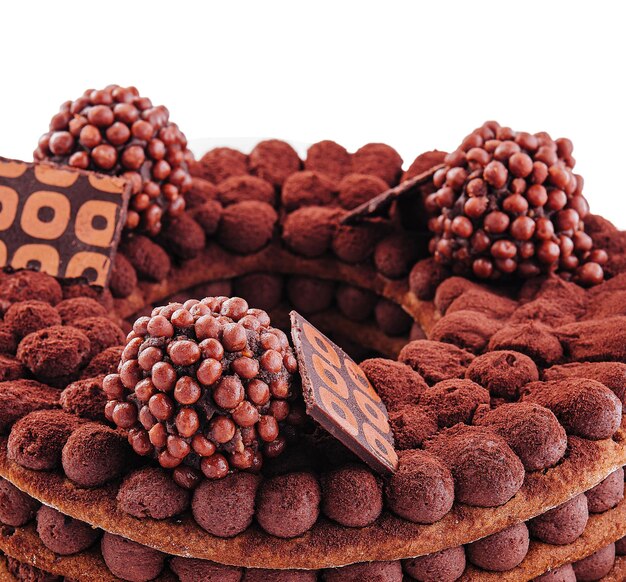 Gâteau tiramisu avec décoration au chocolat en gros plan