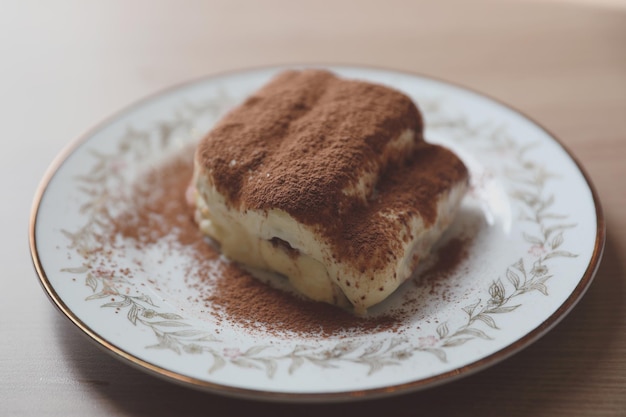 Gâteau tiramisu sur fond de bois