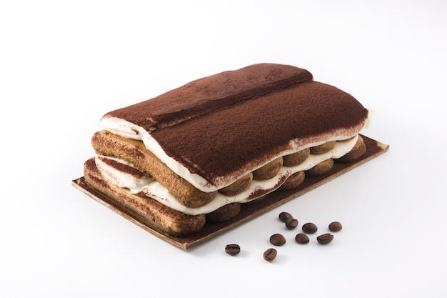 Gâteau tiramisu traditionnel isolé sur fond blanc