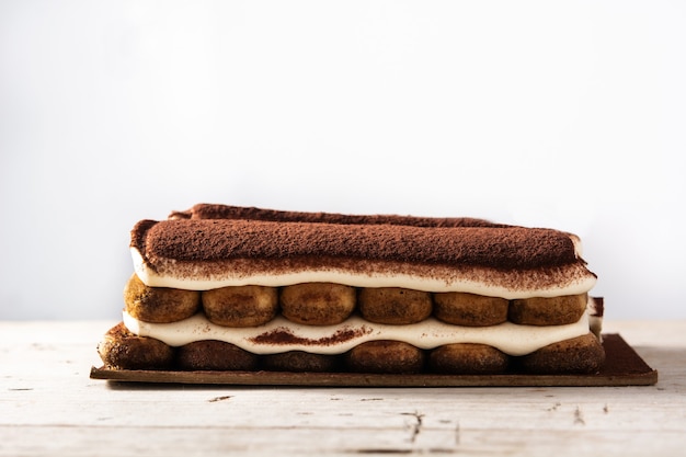 Gâteau tiramisu traditionnel sur table en bois