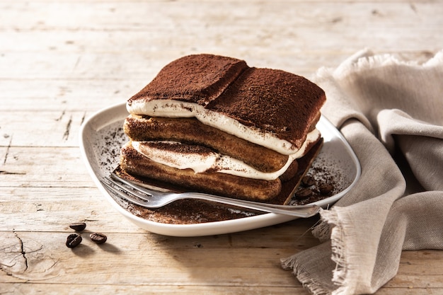 Gâteau tiramisu traditionnel sur table en bois