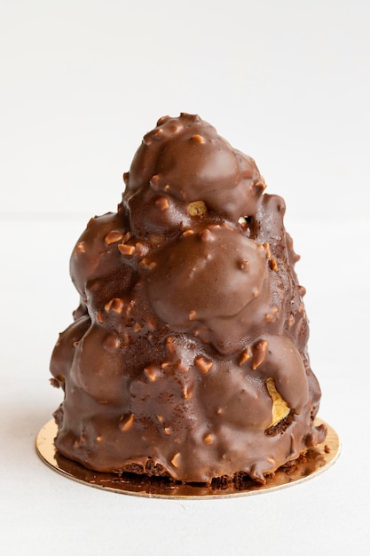 Photo un gâteau de tour profiterole sur un fond blanc