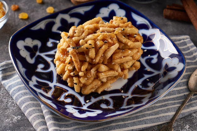 Photo gâteau traditionnel azian chuk chuk au miel et aux noix