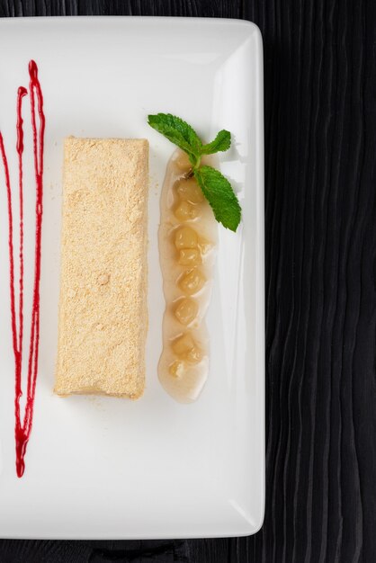 Gâteau traditionnel Esterhazy à la menthe sur fond de bois noir