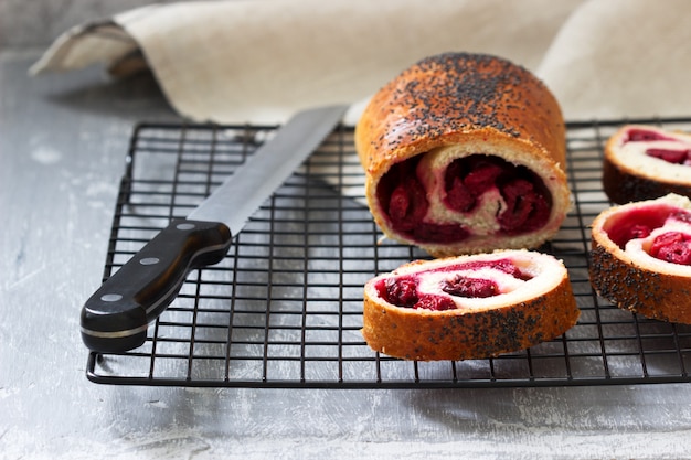 Gâteau traditionnel moldave ou roumain à partir de pâte de levure aux cerises.