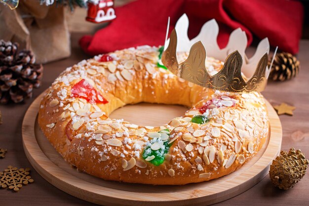 Gâteau traditionnel de l'Épiphanie Roscon de Reyes avec couronne sur table en bois libre, vue de dessus