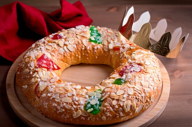 Gâteau traditionnel de l'Épiphanie Roscon de Reyes avec couronne sur table en bois libre, vue de dessus