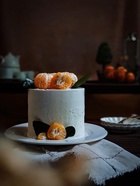 Un gâteau avec des tranches d'orange dessus