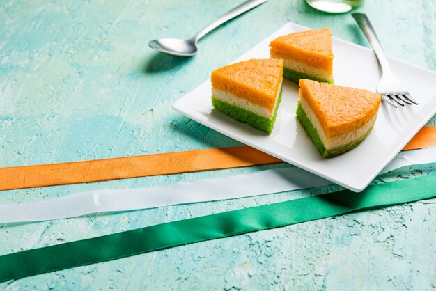 Gâteau tricolore ou tiranga pour la célébration de l'indépendance ou de la fête de la république aux couleurs du drapeau indien