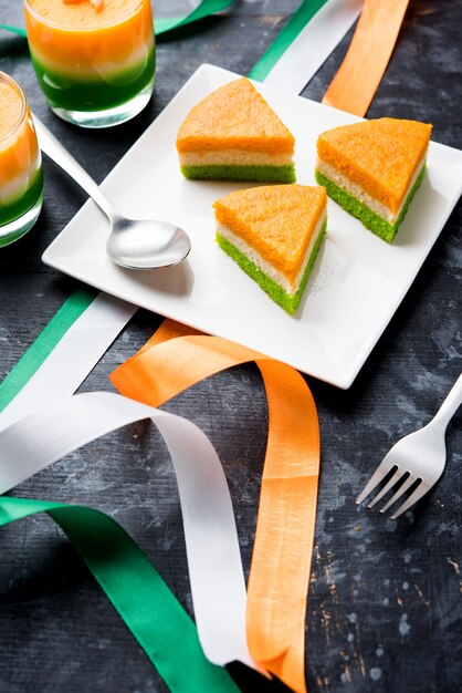 Gâteau tricolore ou tiranga pour la célébration de l'indépendance ou de la fête de la république aux couleurs du drapeau indien