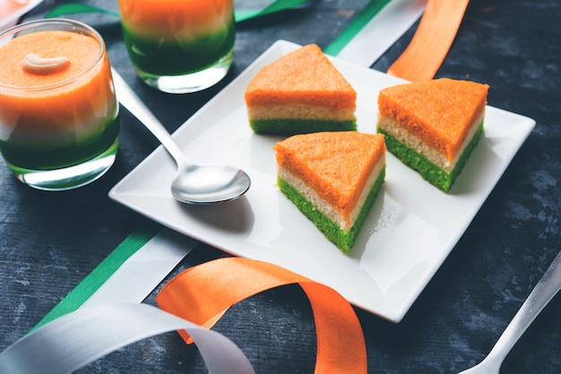 Gâteau tricolore ou tiranga pour la célébration de l'indépendance ou de la fête de la république aux couleurs du drapeau indien