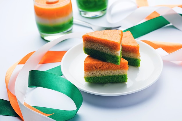 Gâteau tricolore ou tiranga pour la célébration de l'indépendance ou de la fête de la république aux couleurs du drapeau indien
