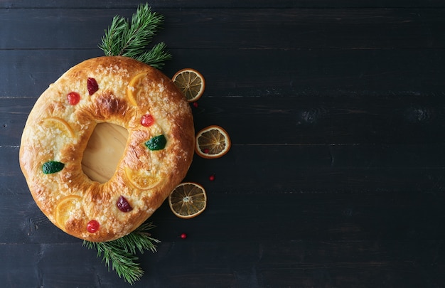 Gâteau des trois rois avec décoration de Noël avec espace copie