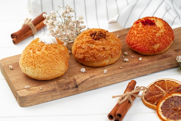 Gâteau Trois Shu Fait Maison Avec Crème à La Vanille à L'intérieur