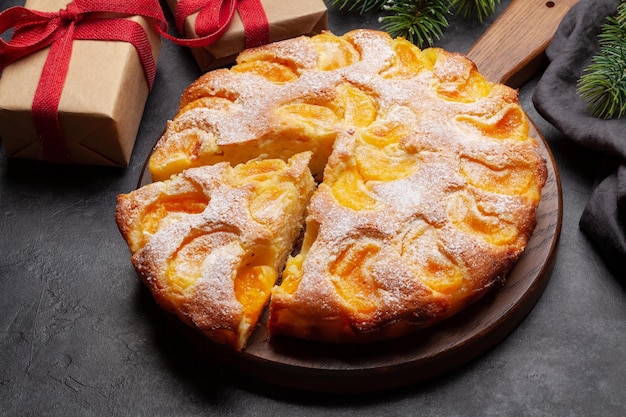 Gâteau de vacances au dessert aux agrumes avec des mandarines