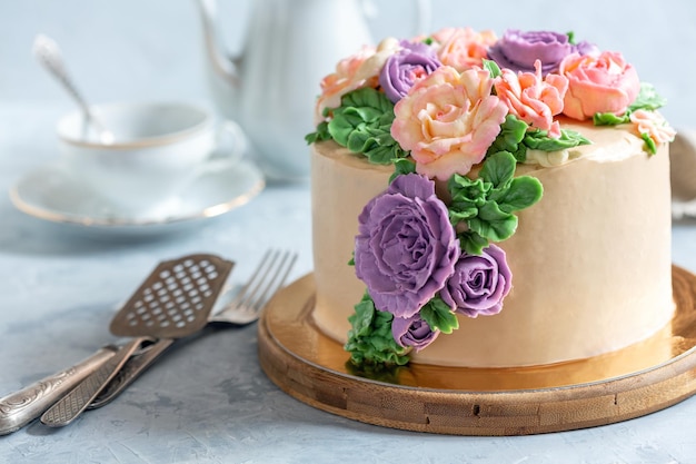 Gâteau de vacances avec des fleurs à la crème