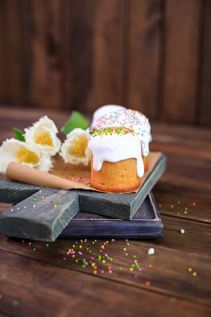 Gâteau de vacances de Pâques et oeufs colorés Table de fête chrétienne