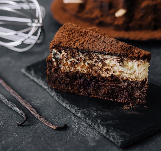 Gâteau vanille et chocolat sur tableau noir