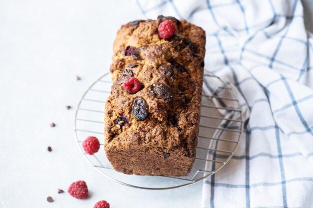 Gâteau vanille avec chocolats et framboise Vue aérienne