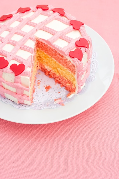 Gâteau à la vanille avec de la crème sur une plaque blanche.