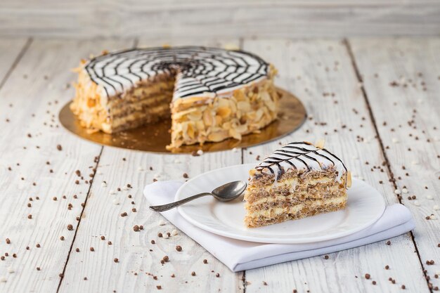 Gâteau végétalien au chocolat noir avec des bonbons et des noix sur fond de bois