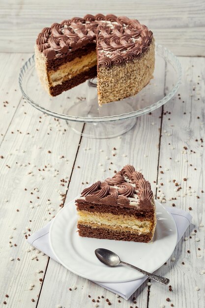 Gâteau végétalien au chocolat noir avec crème et caramel sur fond de bois