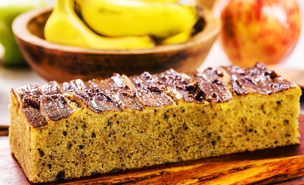 Gâteau végétalien à la banane à base de fruits complets avec avoine et sans sucre