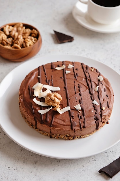 Gâteau végétalien cru au chocolat fait maison