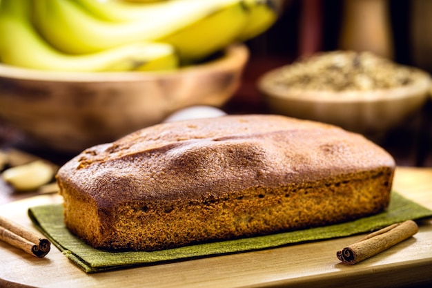 Photo gâteau végétalien fait maison sans œufs ni lait saveur banane sucré à la cannelle petit-déjeuner végétalien sain